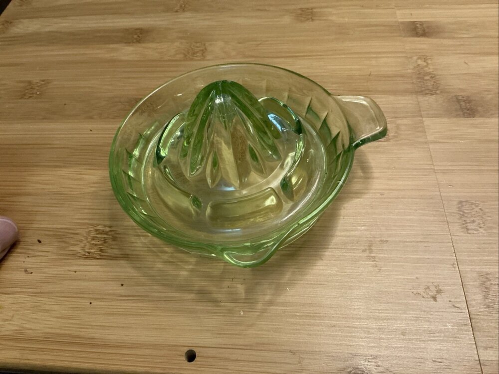 Vintage Green Depression Glass Reamer Uranium Vaseline Citrus Squeezer Juicer - Picture 5 of 10